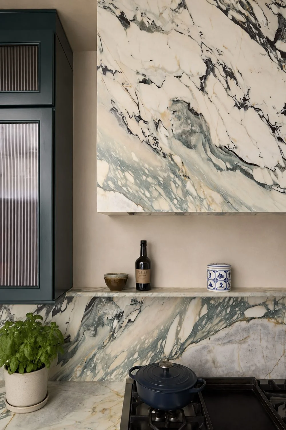 Marble extraction hood, splashback and shelf over a range cooker